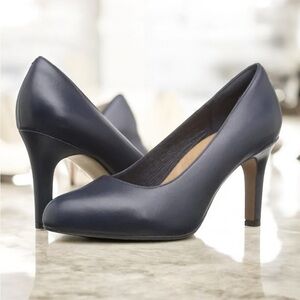 Clarks Heavenly heart navy leather kitten heels women’s size 8.5